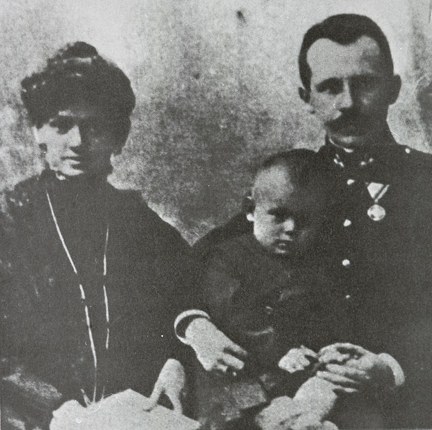 Wadowice ok. 1908. Rodzice Karola Wojtyły: Karol i Emilia z domu Kaczorowska, ze starszym bratem Edmundem. /PAI /PAP