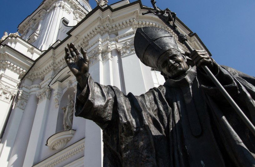 Wadowice. Z papieskiej laski tryska woda. Ludzie mówią, że to cud! 