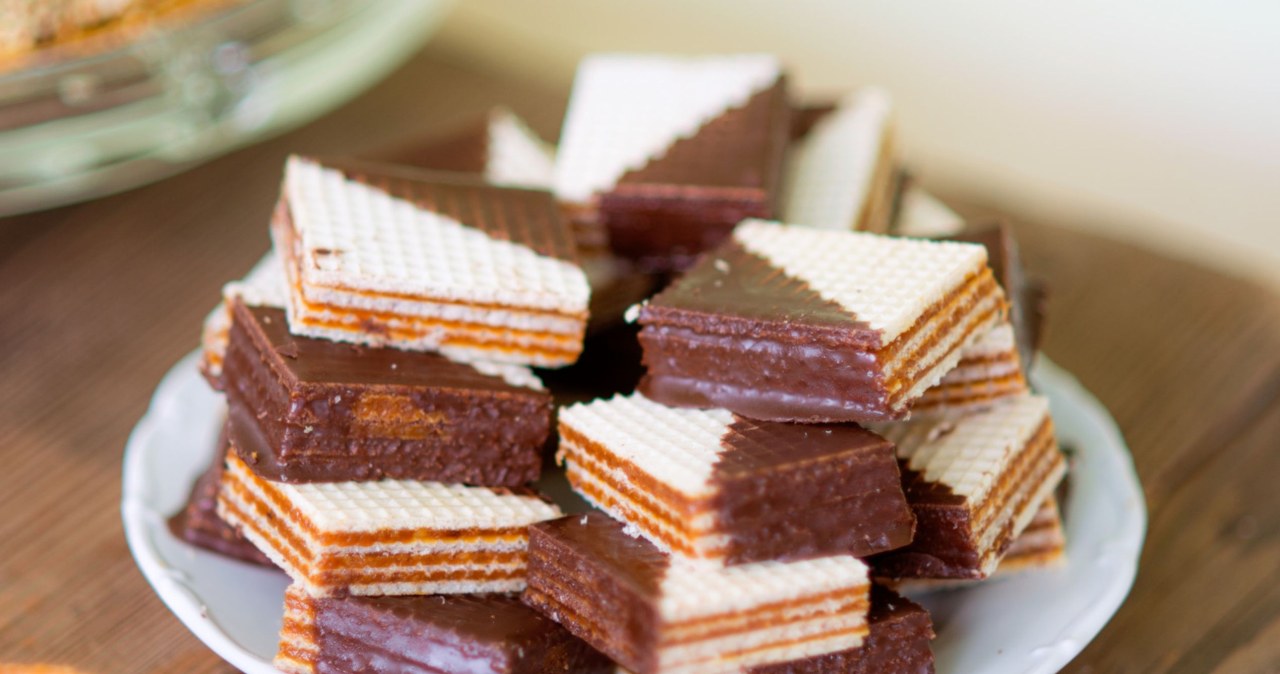 Wafelki przekładane masą karmelową to smakowity deser /Halfpoint /123RF/PICSEL