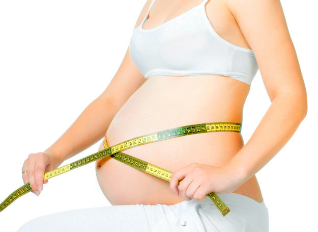 Waga kobiety w okresie ciąży może w sposób trwały oddziaływać na rozwój i wagę jej potomka /123RF/PICSEL