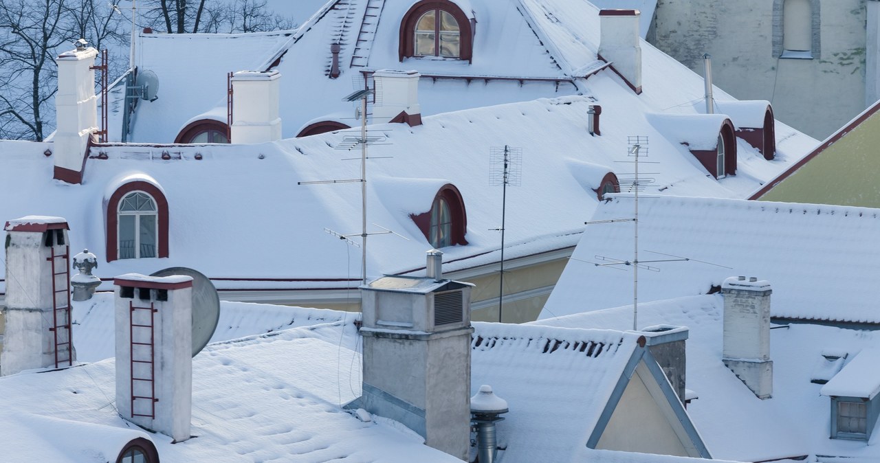 Wagę śniegu muszą brać pod uwagę projektanci dachów budynków. /123RF/PICSEL