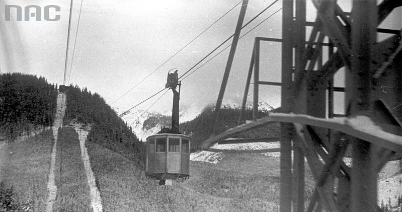 Wagonik kolejki linowej w drodze z Myślenickich Turni na Kasprowy Wierch /Ze zbiorów Narodowego Archiwum Cyfrowego