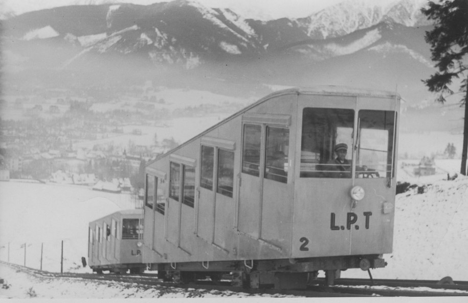 Wagoniki kolejki na trasie /foto. Narodowe Archiwum Cyfrowe /Ze zbiorów Narodowego Archiwum Cyfrowego