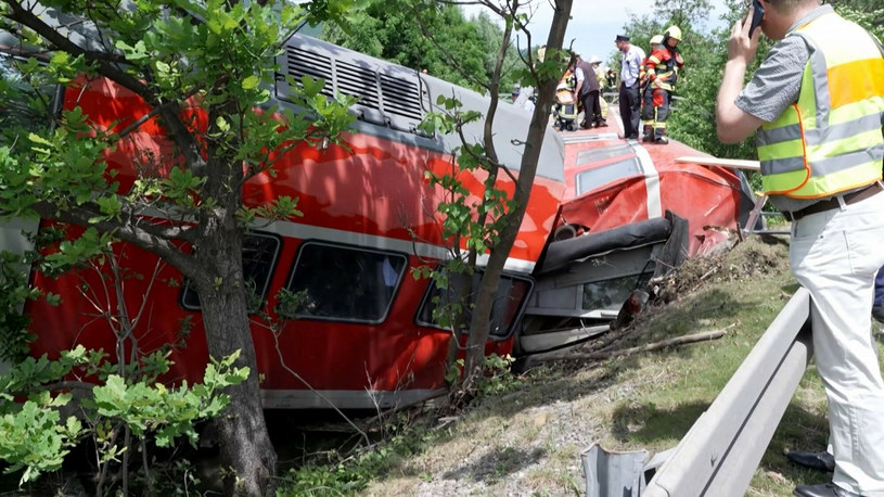 Wagony miały stoczyć się z nasypu kolejowego /STR / AFP /East News