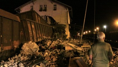 Wagony towarowe wjechały w budynek mieszkalny, zginęły 3 osoby