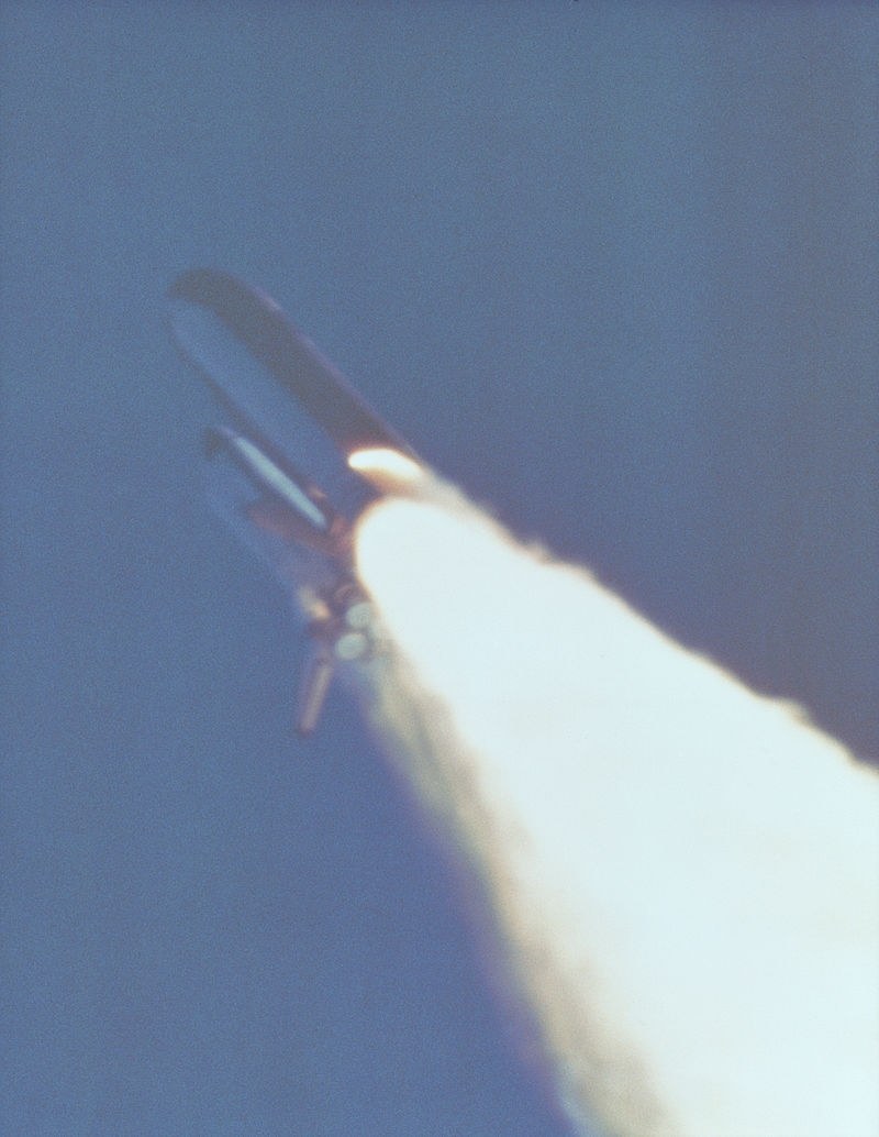 Wahadłowiec Challeger po starcie, chwilę przed katastrofą. Widać pióropusz ognia z rakiety pomocniczej - przyczynę wypadku. /NASA /domena publiczna