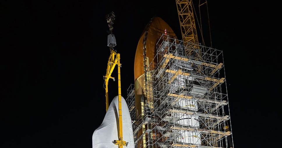 Wahadłowiec Endeavour ustawiany obok zbiornika na paliwo i boosterów. /California Science Center /materiał zewnętrzny