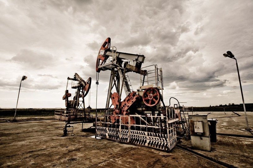 Wahania cen ropy naftowej - we wtorek taniała, w środę drożeje /123RF/PICSEL