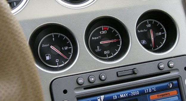 Wahania wskaźnika temperatury Wahania wskaźnika temperatury to typowy objaw zapowietrzenia układu chłodzenia. /Motor