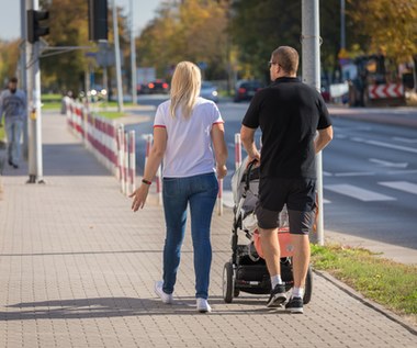 Wakacje kredytowe: Raty niższe niż przy braku podwyżek stóp procentowych