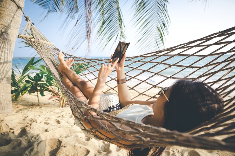 Wakacje powinny kojarzyć się z beztroską, a nie wysokimi rachunkami za telefon /Adobe Stock