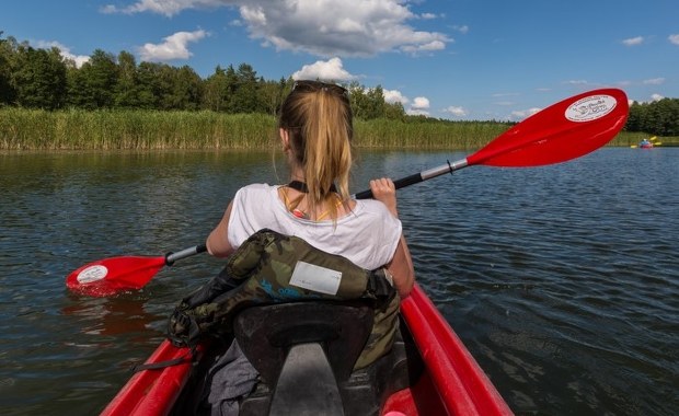 Wakacje w kajaku? Odkrywamy uroki aktywnego wypoczynku 