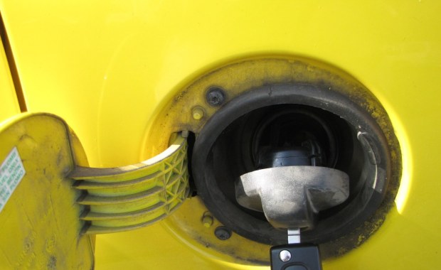 Wakacje w pełni, kierowcy mają kłopot: Ceny paliw idą w górę