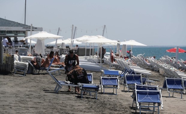 Wakacje za granicą? Jeden test na koronawirusa nie wystarczy