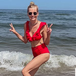 Wakacyjna Edyta Pazura pozuje w najmodniejszym bikini