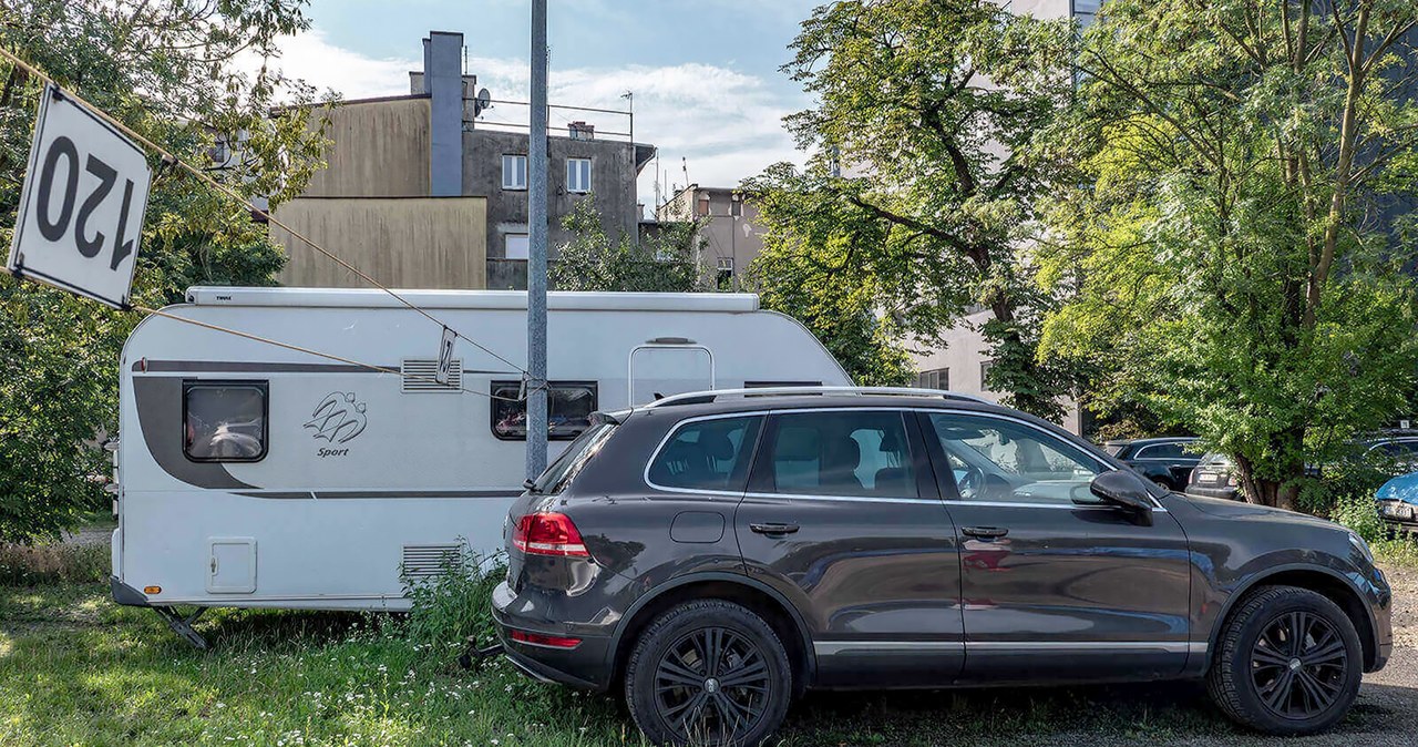 Wakacyjna „oferta” Urzędu Skarbowego. SUV i przyczepa kampingowa / Fot. Pierwszy Urząd Skarbowy Gliwice /