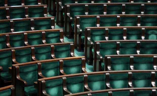 Wakacyjne spotkania z politykami? Polacy chcą odpocząć 