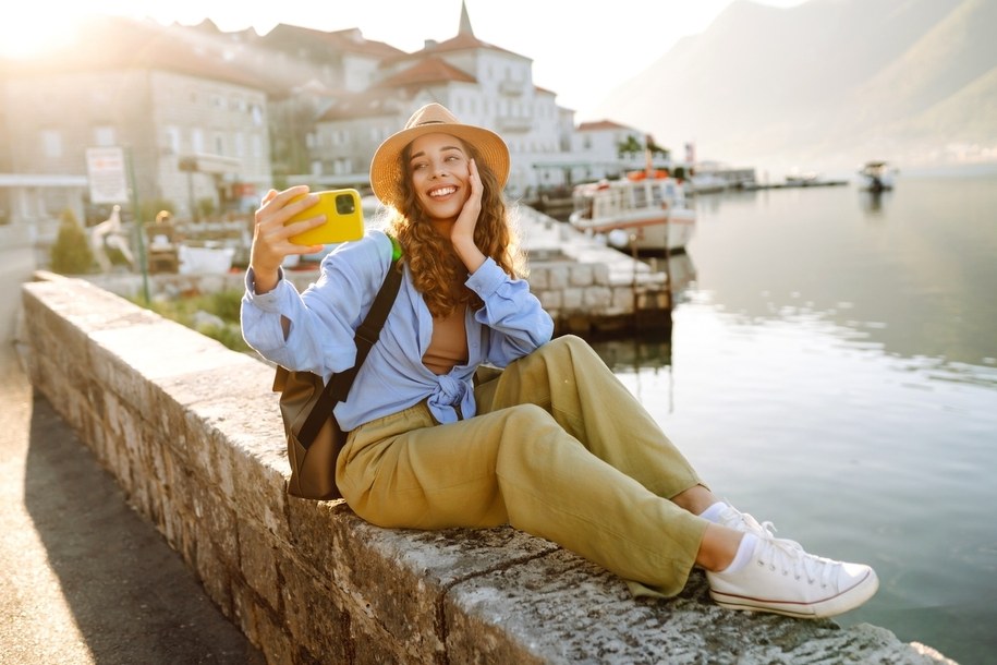 Wakacyjne wyjazdy od zawsze były okazją do robienia zdjęć /Shutterstock