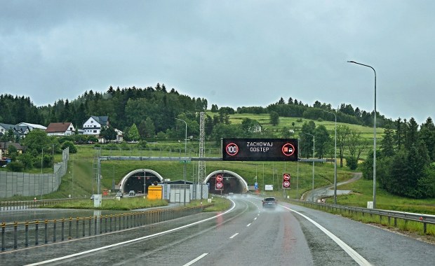 Wakacyjny boom na zakopiance. Tunelem pod Luboniem Małym bije rekordy