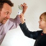 Wakacyjny wyjazd dziecka - warto dać mu kartę pre-paid