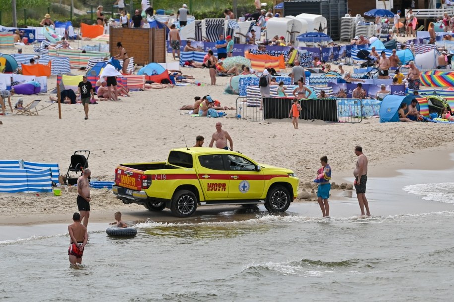 Wakacyjny wypoczynek na plaży w Międzyzdrojach /	Marcin Bielecki   /PAP