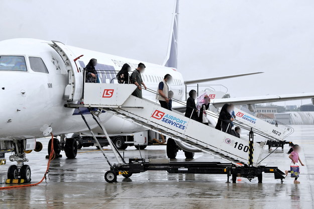 wakuowani z Afganistanu opuszczają pokład samolotu, który wylądował na Lotnisku Chopina w Warszawie 23 czerwca /PAP/Radek Pietruszka    /PAP