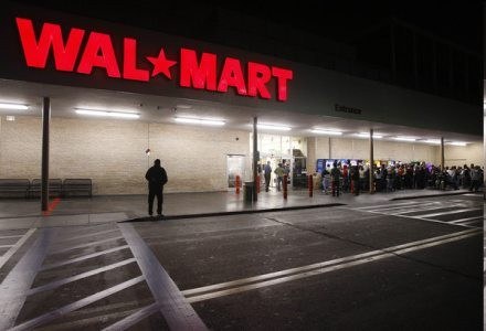 Wal-Mart przebił ofertę Best Buy o jednego dolara mniej. Kto następny? /AFP