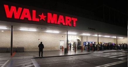 Wal-Mart przebił ofertę Best Buy o jednego dolara mniej. Kto następny? /AFP