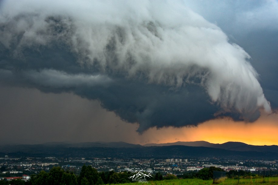 Wał szkwałowy nad Nowym Sączem /Lucjan Kos  /