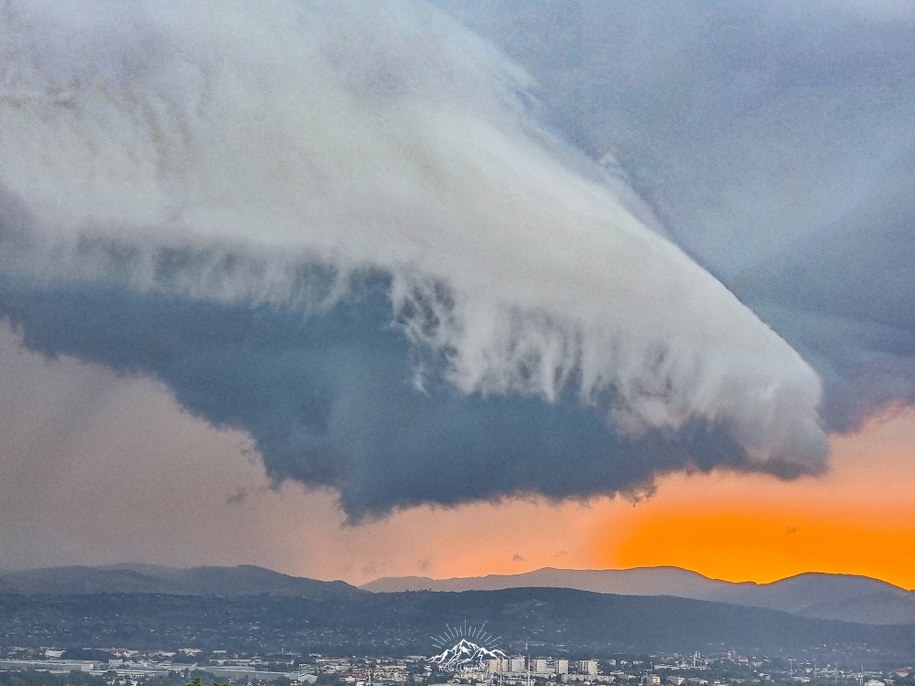 Wał szkwałowy nad Nowym Sączem /Lucjan Kos  /