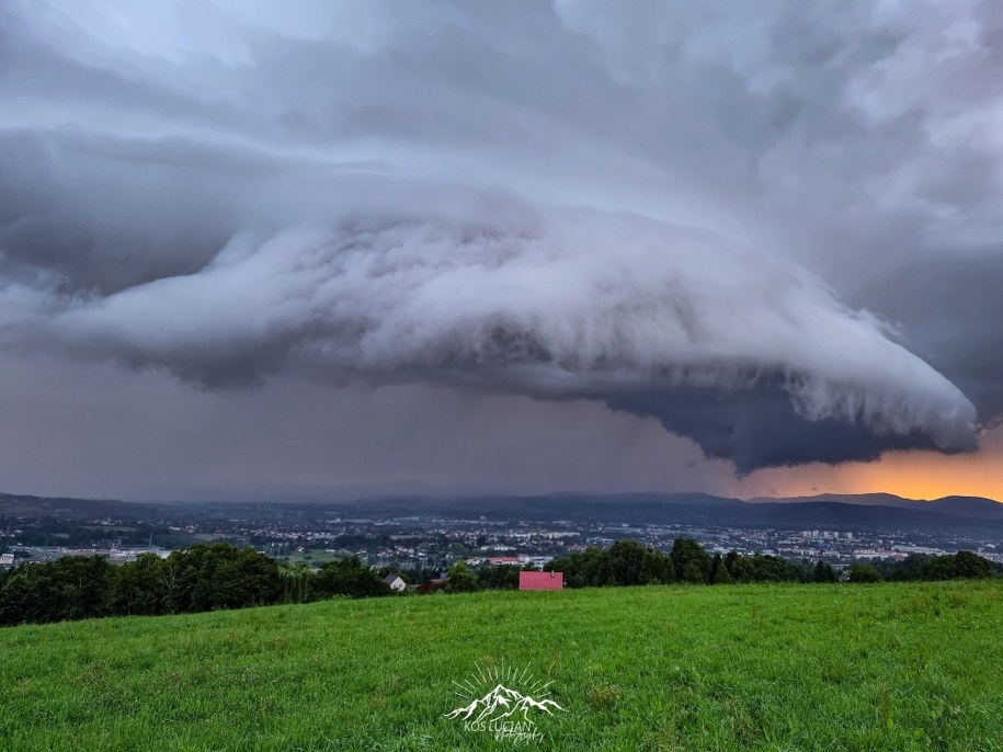 Wał szkwałowy nad Nowym Sączem. /Lucjan Kos  /