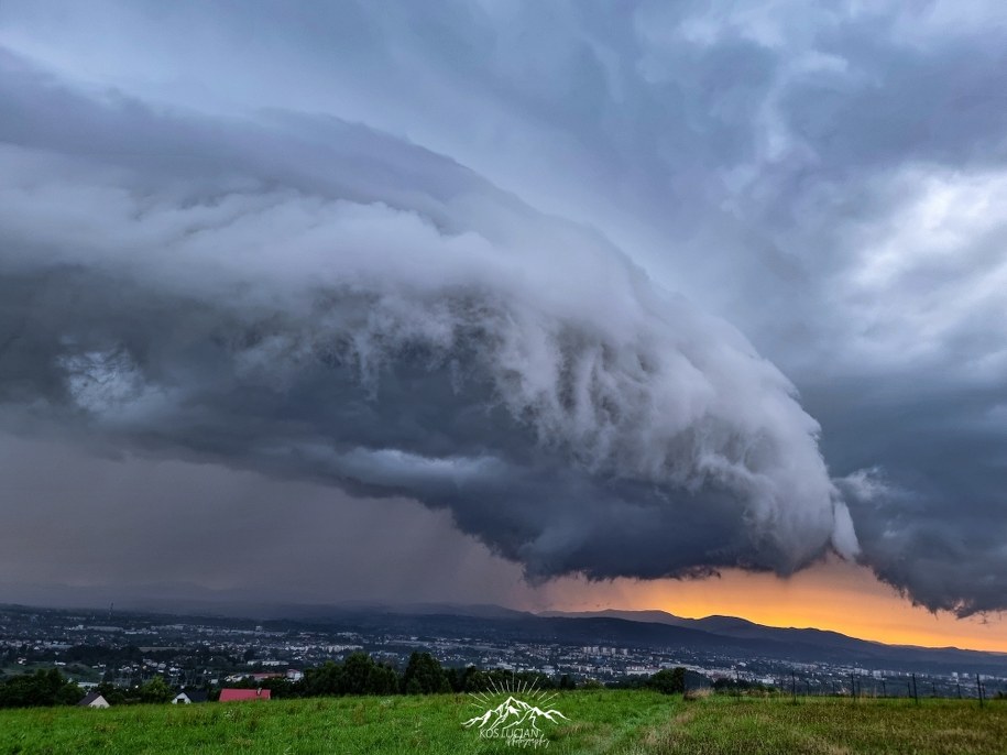 Wał szkwałowy nad Nowym Sączem. /Lucjan Kos  /