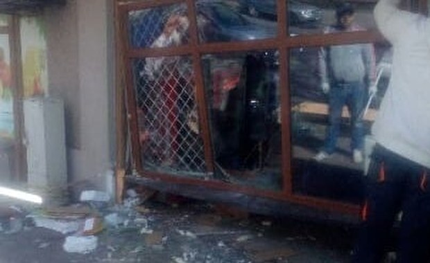 Wałcz: Wjechała autem w sklep monopolowy. Ukradła butelkę wódki