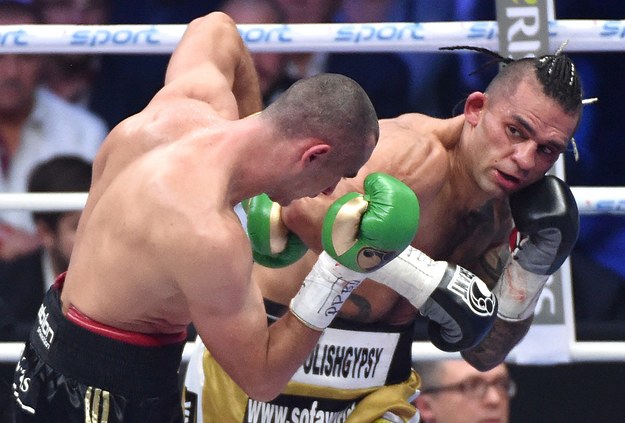 Walczą pięściarze wagi półciężkiej Andrzej Sołdra (L) i Dawid Kostecki (P) podczas gali Polsat Boxing Night III w Krakowie / 	Jacek Bednarczyk    /PAP