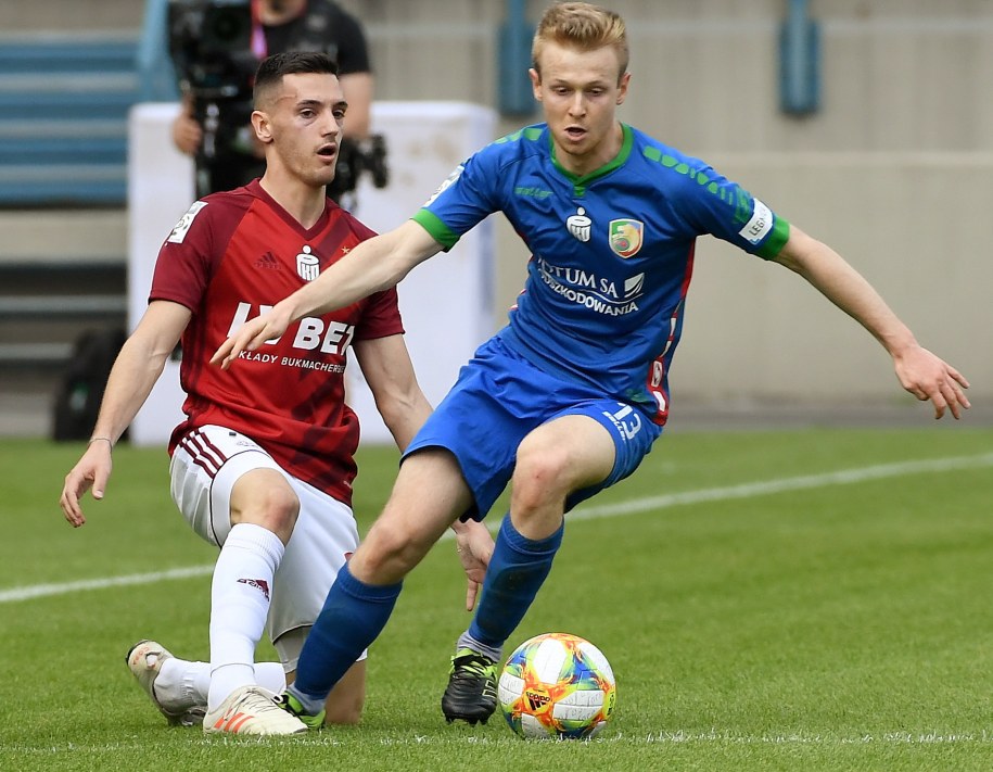 Walcząca o utrzymanie Miedź Legnica pokonała Wisłę 5:4 w Krakowie /	Jacek Bednarczyk   /PAP