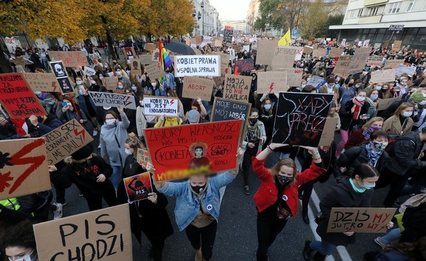 "Walczcie z wirusem, nie z kobietami". Siódmy dzień protestów ws. aborcji [RELACJA]