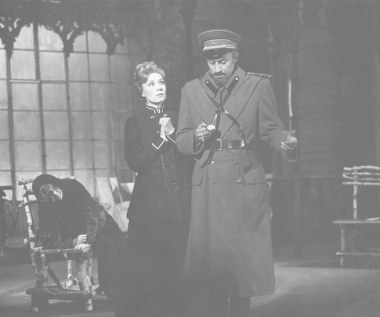 Walczewski urodził się 9 kwietnia 1937 roku w Krakowie. W 1960 roku ukończył studia w Państwowej Wyższej Szkole Teatralnej w Krakowie.

W tym samym roku rozpoczął karierę aktorską - rolą w "Sławnej historii o Troilusie i Kresydzie" Szekspira, na deskach krakowskiego Teatru im. Słowackiego. Z teatrem tym związany był do 1964 roku. Następnie wszedł w skład zespołu Starego Teatru im. Modrzejewskiej w Krakowie.

Na zdjęciu - w sztuce Antoniego Czechowa "Trzy siostry", reż. Jerzy Jarocki, Teatr Stary w Krakowie, 1969