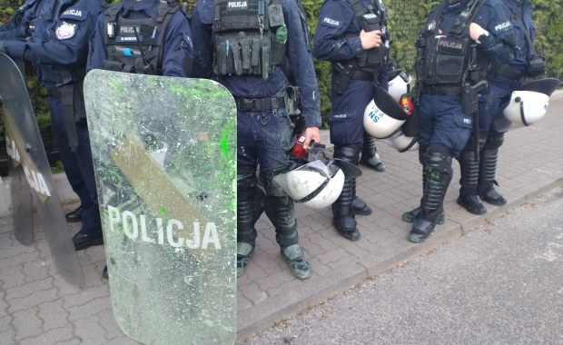 Walczyli z policją o pustostan. Zatrzymano 17 osób