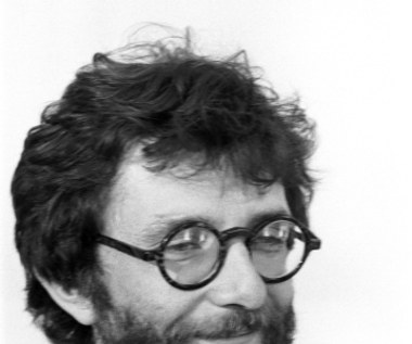 Waldemar Dziki był absolwentem Szkoły Filmowej w Łodzi, debiutował w roku 1983 filmem "Kartka z podróży" nagrodzoną m.in. Nagrodą im. Andrzeja Munka oraz nagrodą za debiut w Gdańsku.
