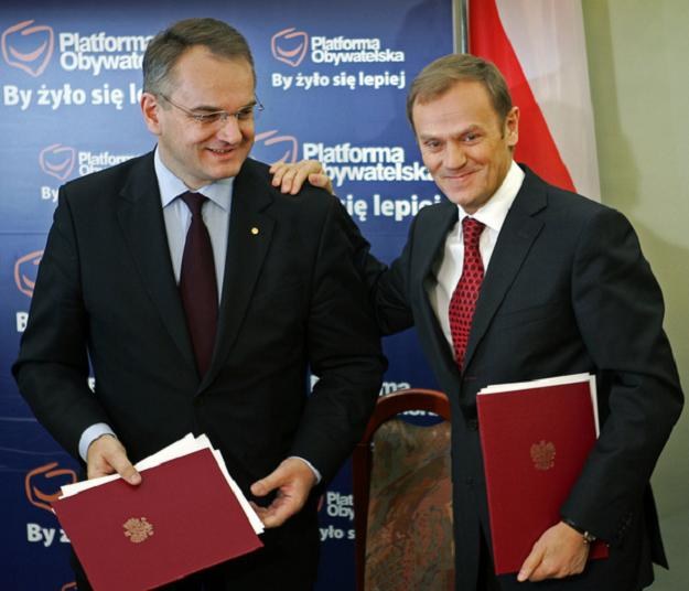 Waldemar Pawlak (L) i premier Donald Tusk (P) /AFP