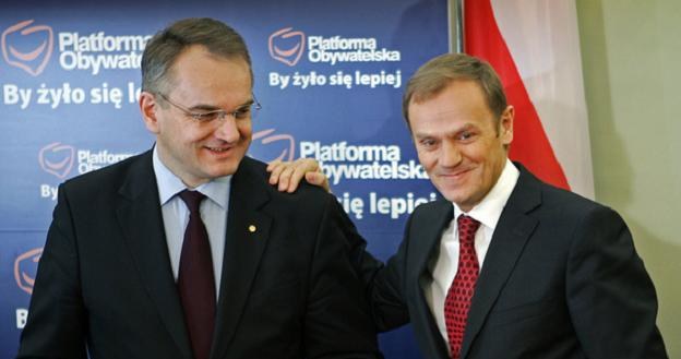 Waldemar Pawlak (L) i premier Donald Tusk (P) /AFP