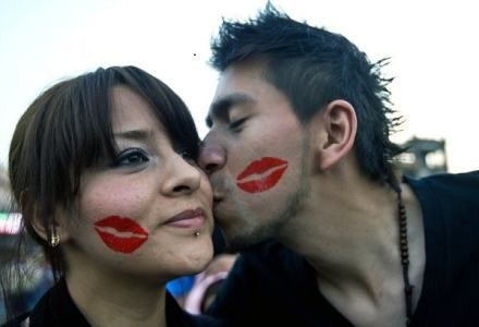 Walentynki - jak co roku wykorzystają je cyberprzestępcy /AFP
