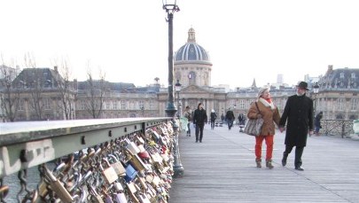 Walentynki na Moście Zakochanych w Paryżu. Czy może być romantyczniej?