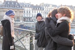 Walentynki na Moście Zakochanych w Paryżu. Czy może być romantyczniej?