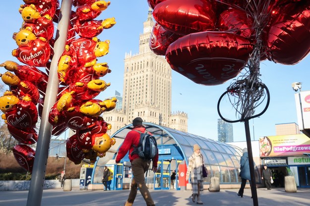 Walentynkowe balony w centrum Warszawy /Szymon Pulcyn /PAP