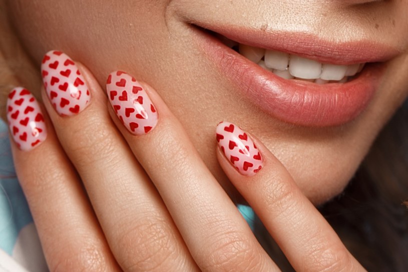 Walentynkowy manicure może być zarówno delikatny, jak i wyrazisty /123RF/PICSEL