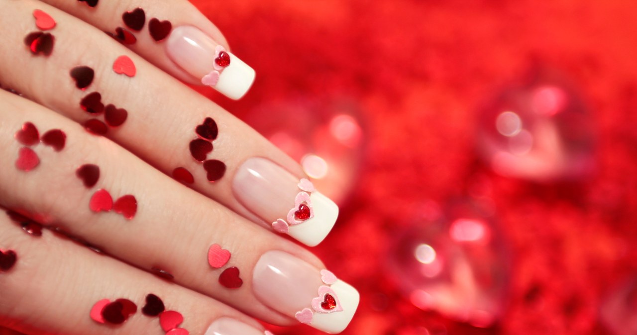 Walentynkowy manicure powinien być subtelny i uroczy /123RF/PICSEL