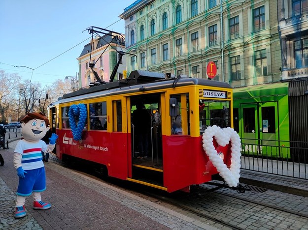 Walentynkowy tramwaj kursujący po Wrocławiu /MPK Wrocław /Materiały prasowe