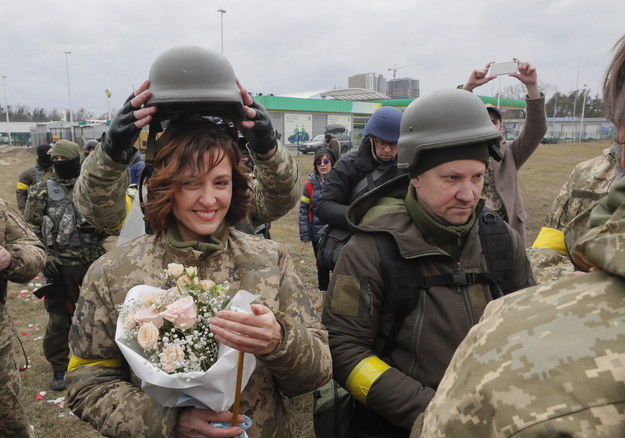 Walery i Łesia z ukraińskiej obrony terytorialnej podczas ceremonii zaślubin w pobliżu Kijowa /SERGEY DOLZHENKO /PAP/EPA