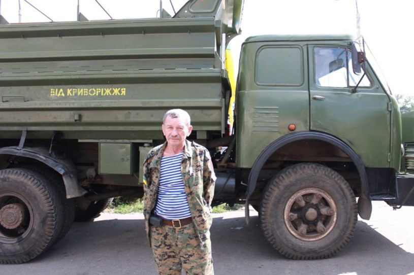 Walery Kryżow przy swoim "czołgu"... /East News